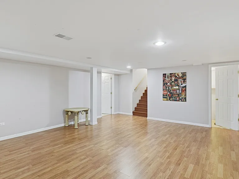 613 Leamington Ave — Photo 7