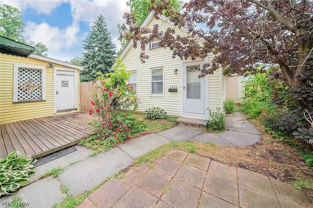 3 bed, 1349 sqft, $1,895 — Photo 1