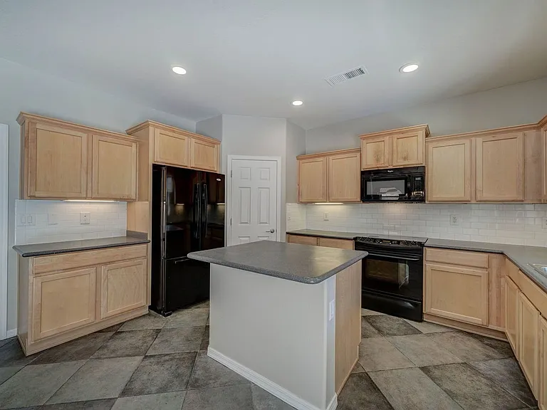 2143 W Marconi Ave — Photo 10