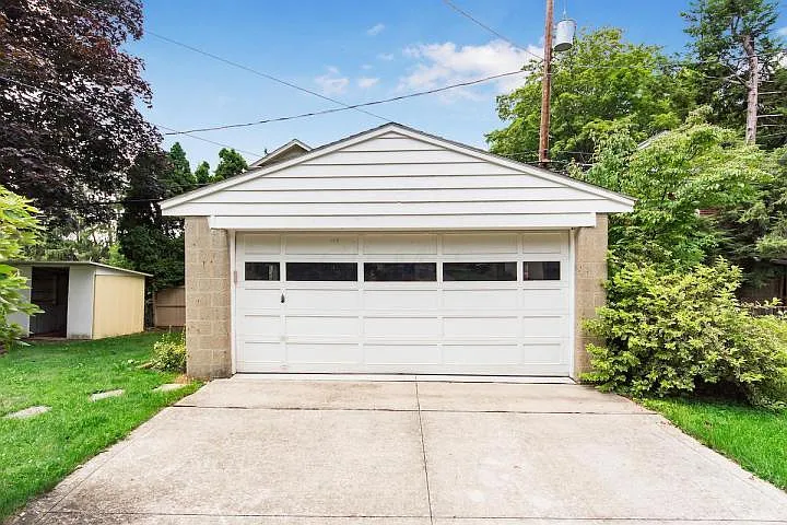 Worthington Schools, Wilson Hill, 3BR Home, fenced in yard, 2 car garage — Photo 2