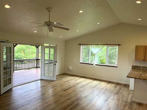 Spacious upstairs, w covered large lanai, high ceilings, granite counters. Relax, Enjoy or Entertain