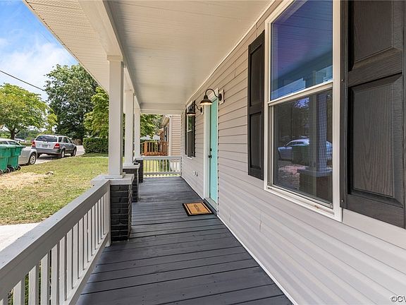 3rd image of 1128 W Augusta Ave