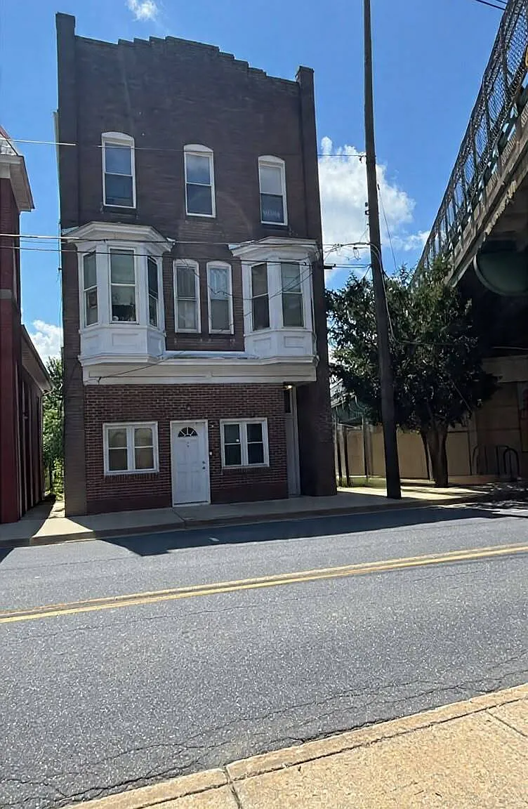 124 W Potomac St — Photo 1