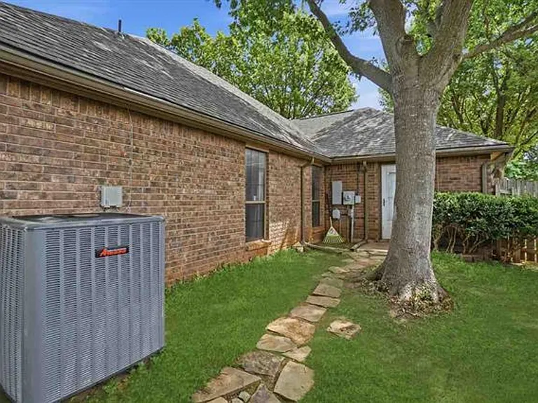 3006 NE Heritage Dr — Photo 20