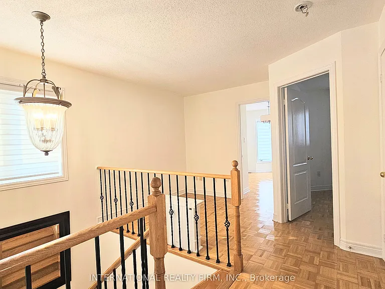195 Warwick Cres — Photo 13