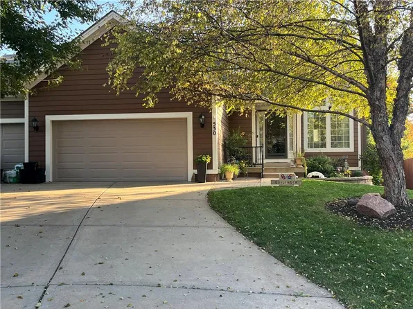 530 S Persimmon Dr, Olathe, KS 66061