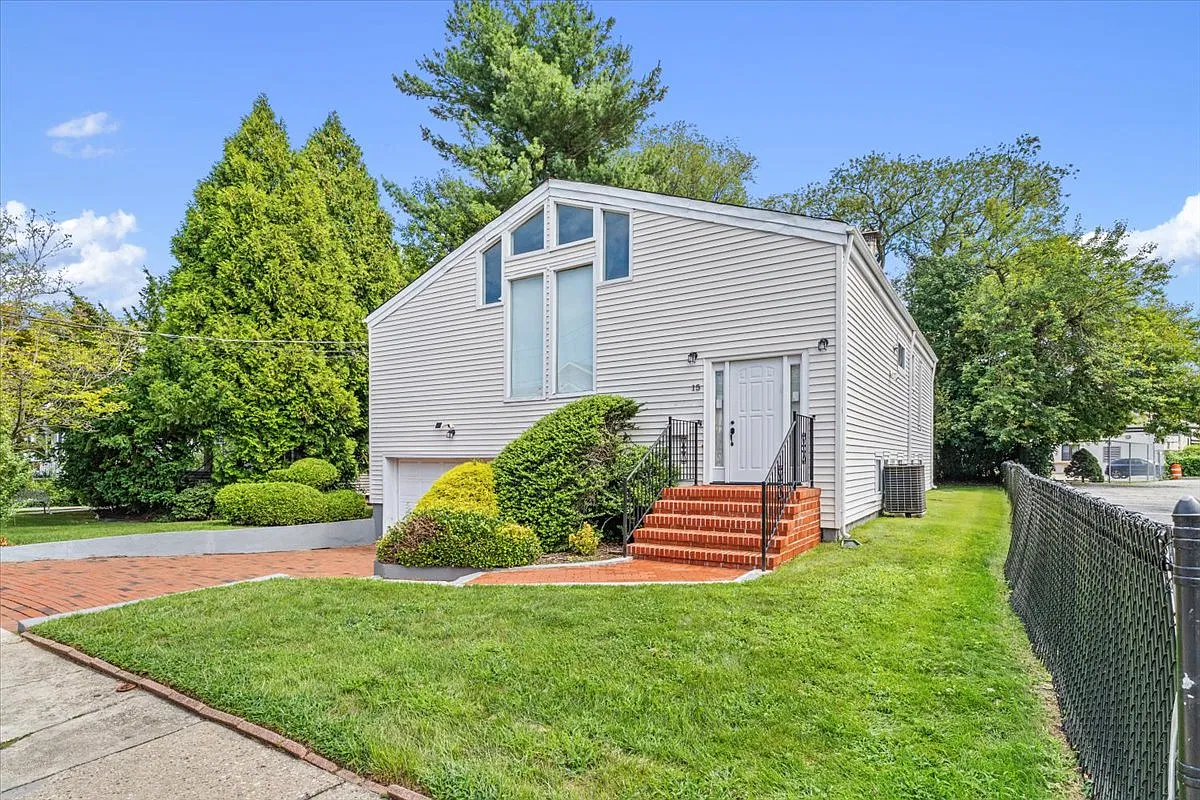 5 bed, 1764 sqft, $7,700 — Photo 2