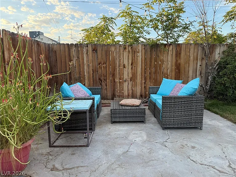 1037 Bracken Ave — Photo 4