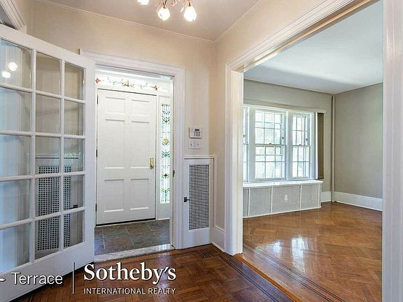 4th image of 141 Greenway S