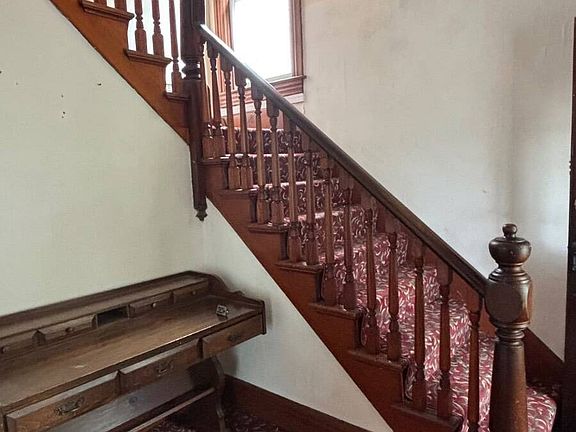 2nd image of 112 Oak St