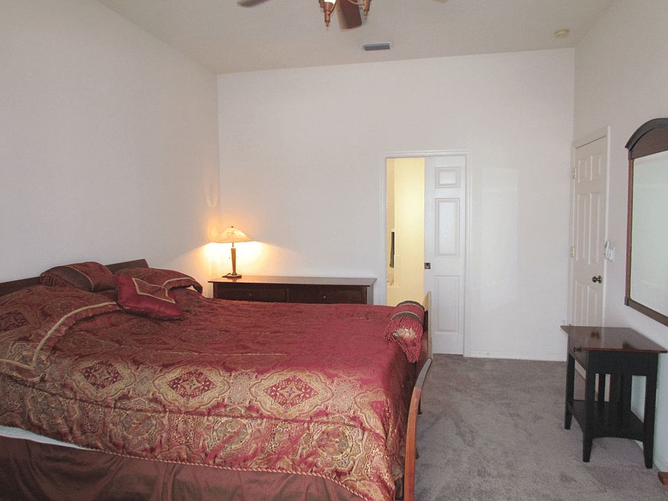 Pocket door to MBR full bath