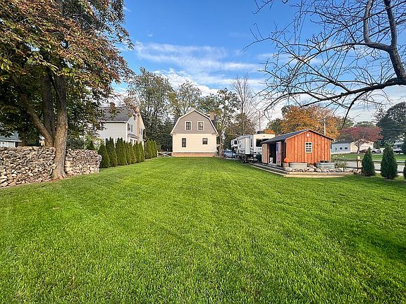 5th image of 63 Evergreen St
