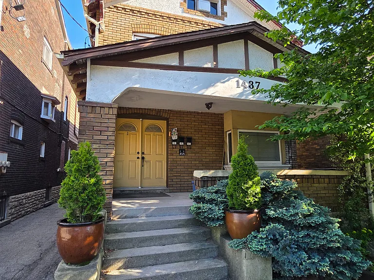 1487 A King St W — Photo 1