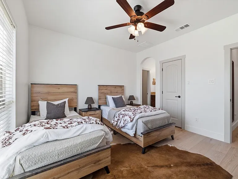 570 S Point Ct — Photo 21