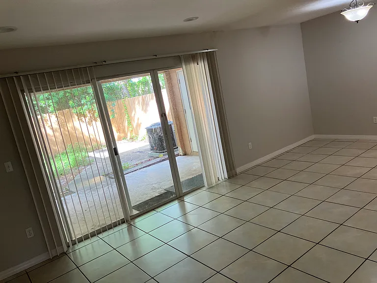 910 W Millard Ct — Photo 4