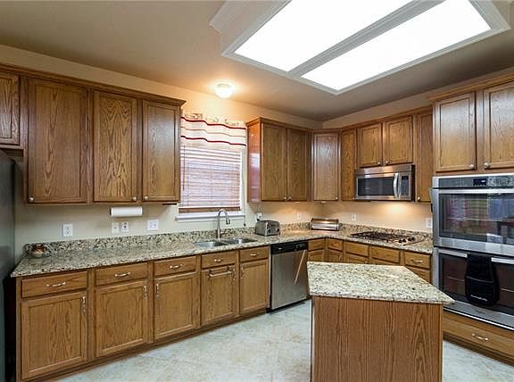 4th image of 2010 Creekway Dr