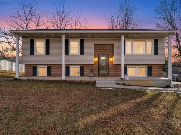 1349 Rainbow Forest Dr, Troutville, VA 24175