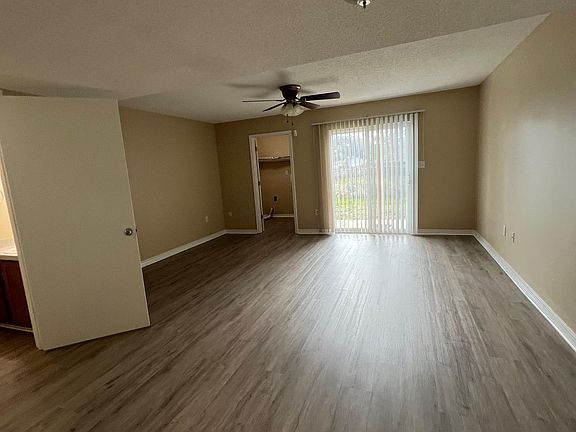 3rd image of 1806 Whispering Oaks Ln