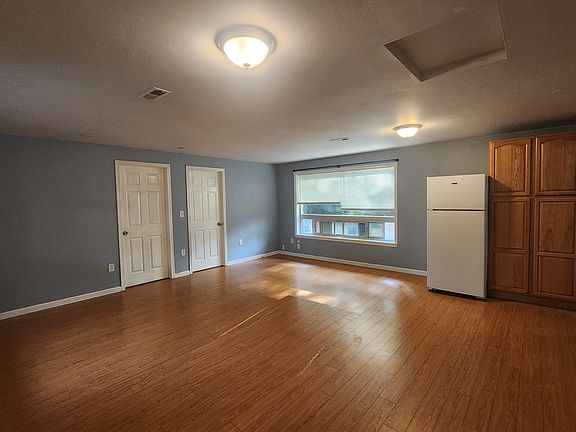 3rd image of 709 S 197th St