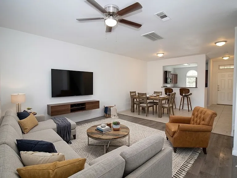 223 Magnolia Dr — Photo 3