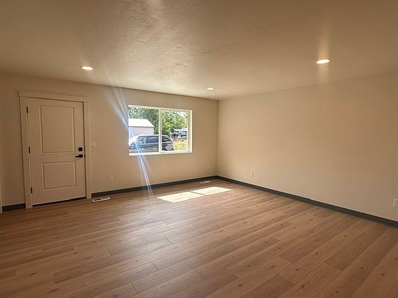 2nd image of 823 W Galloway Ave