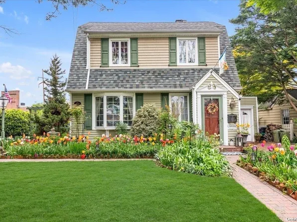 7 Chester Avenue, Stewart Manor, NY 11530