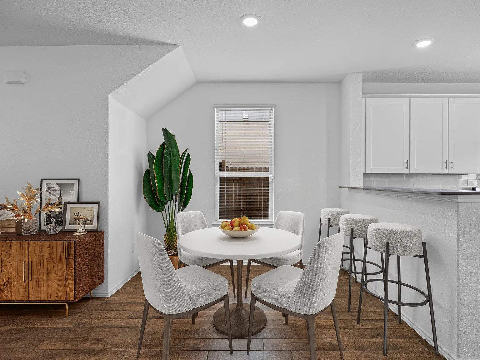 4 bed, 2050 sqft, $2,300 — Photo 3