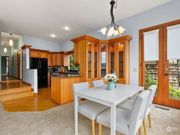 4th image of 2025 Waverly Place N #1