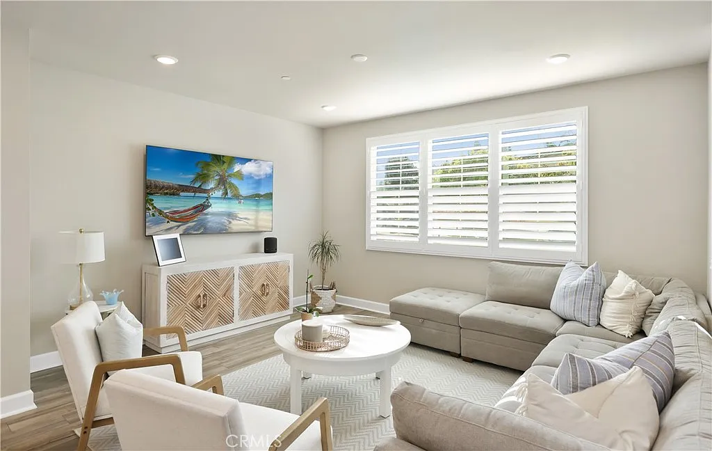 4 bed, 2.5 bath, 1912 sqft, $5,500 — Photo 2