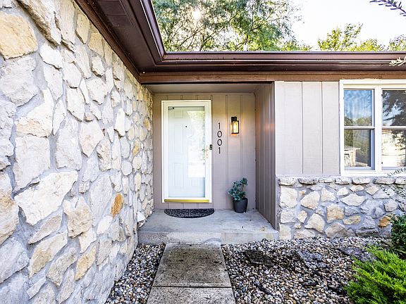 4th image of 1001 Golf Ln