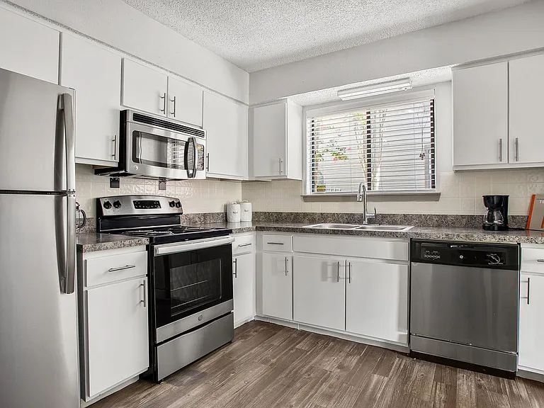 C242450_AdairoffAddison_Vacant1b1b_Kitchen2_01