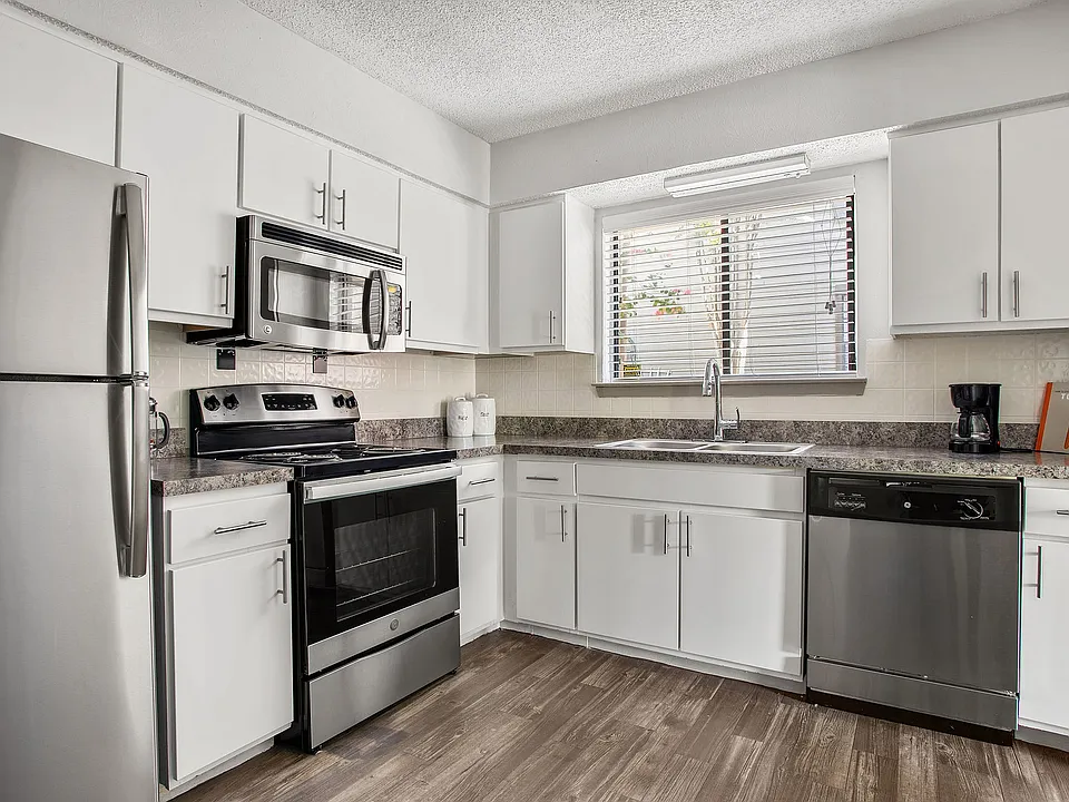 C242450_AdairoffAddison_Vacant1b1b_Kitchen2_01