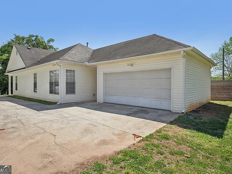 2596 Bates St SE — Photo 39