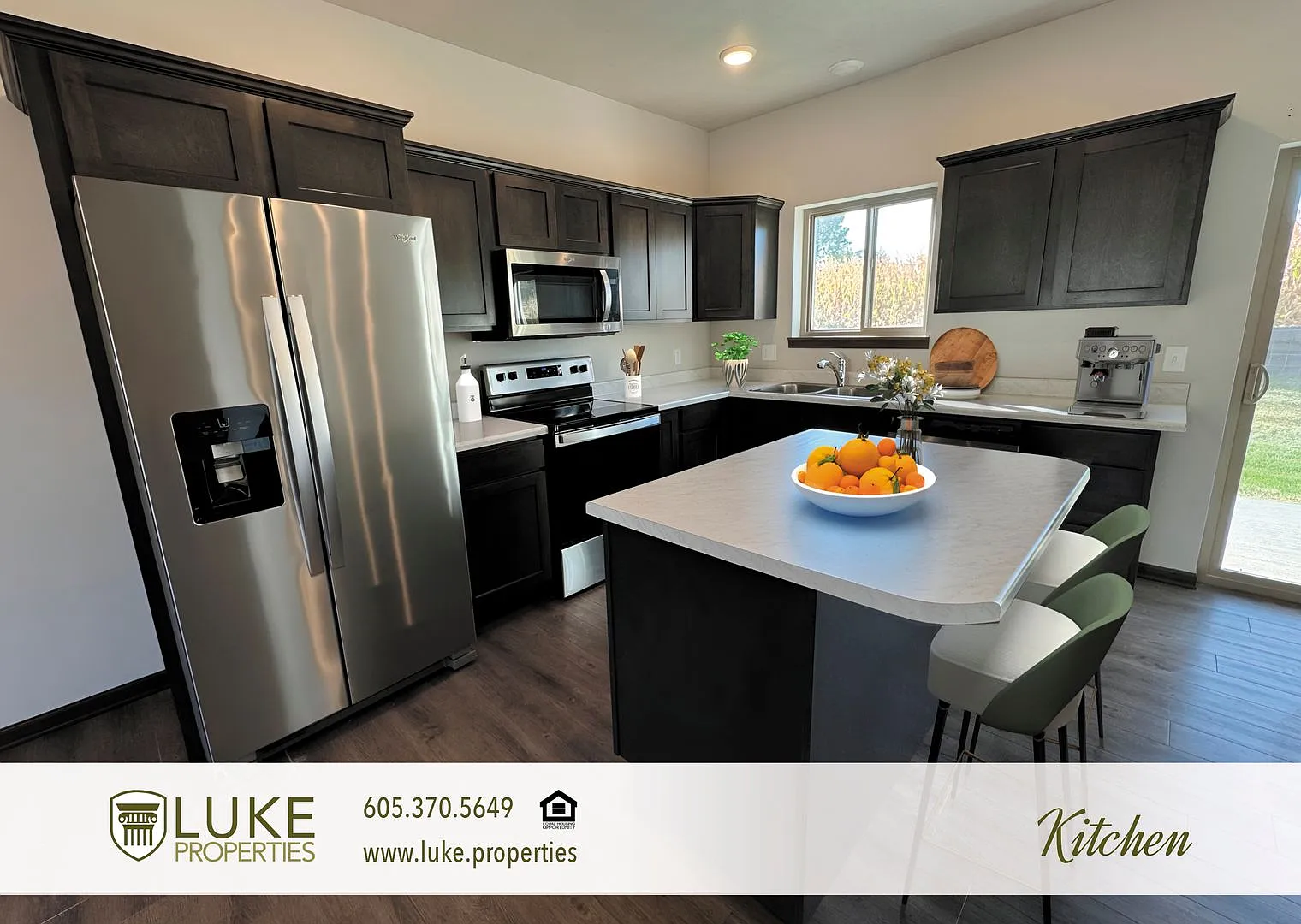 Upscale 3 Bedroom 3 Bathroom Townhome — Photo 4