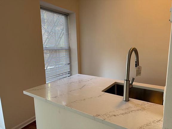 3rd image of 725 W Melrose St #1