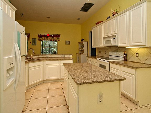 Kitchen with all appliances and island