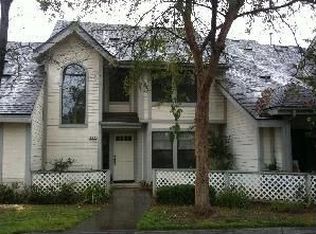 925 E Foxhill Dr, Fresno, CA 93720