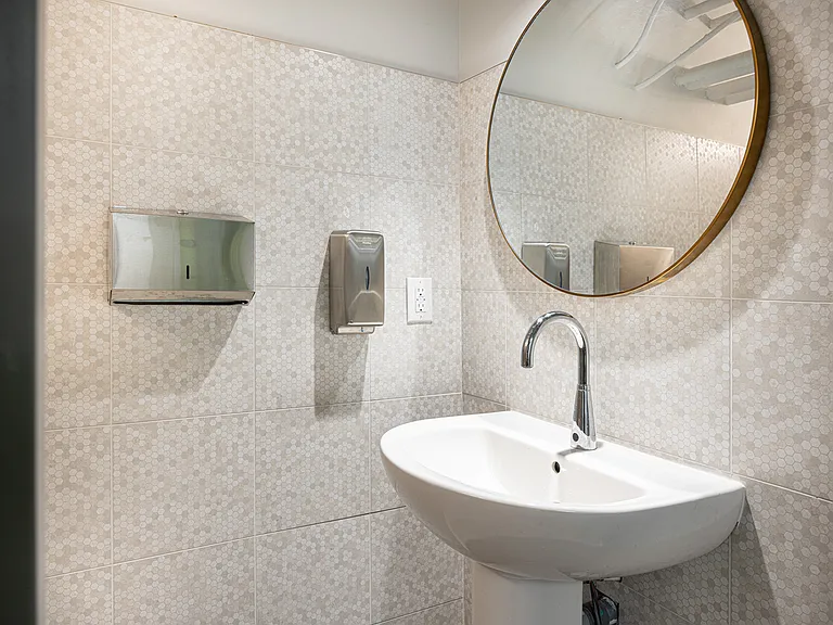 66 Spadina Rd — Photo 27