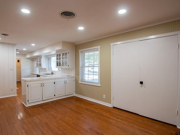 5th image of 3215 Curtis Dr
