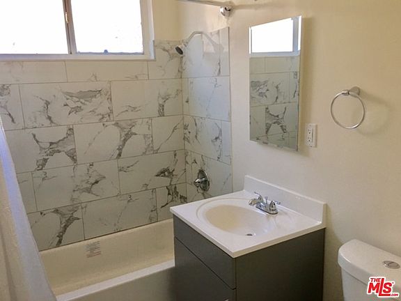3rd image of 1353 W 36th Pl #1