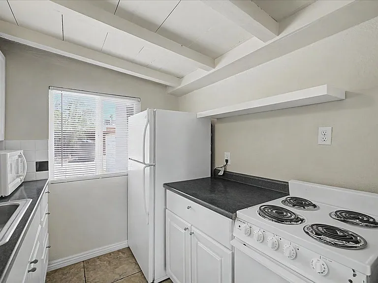 2120 E Silver St #B — Photo 11