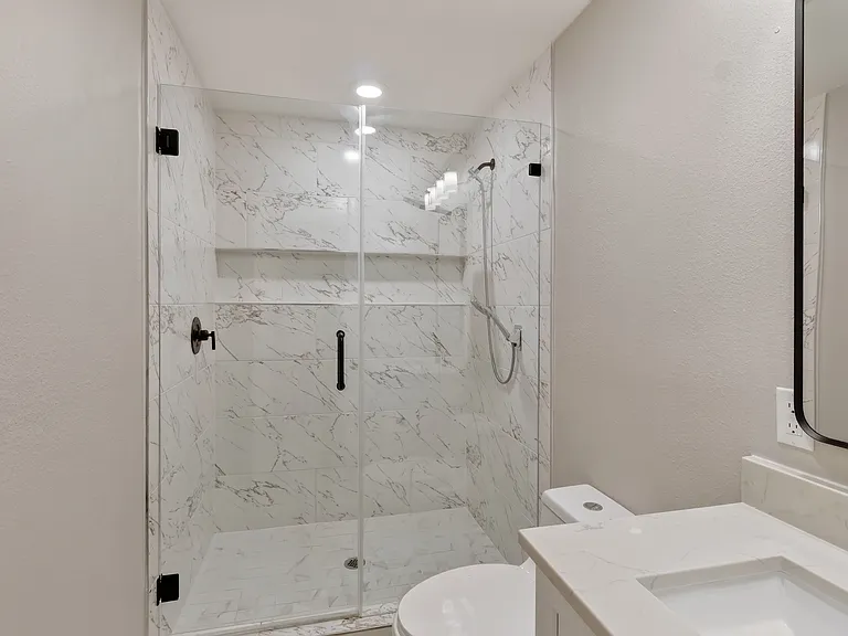 209 W 9th St — Photo 16