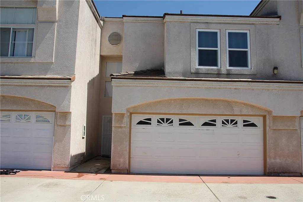 2 bed, 2.5 bath, 1337 sqft, $3,900 — Photo 1