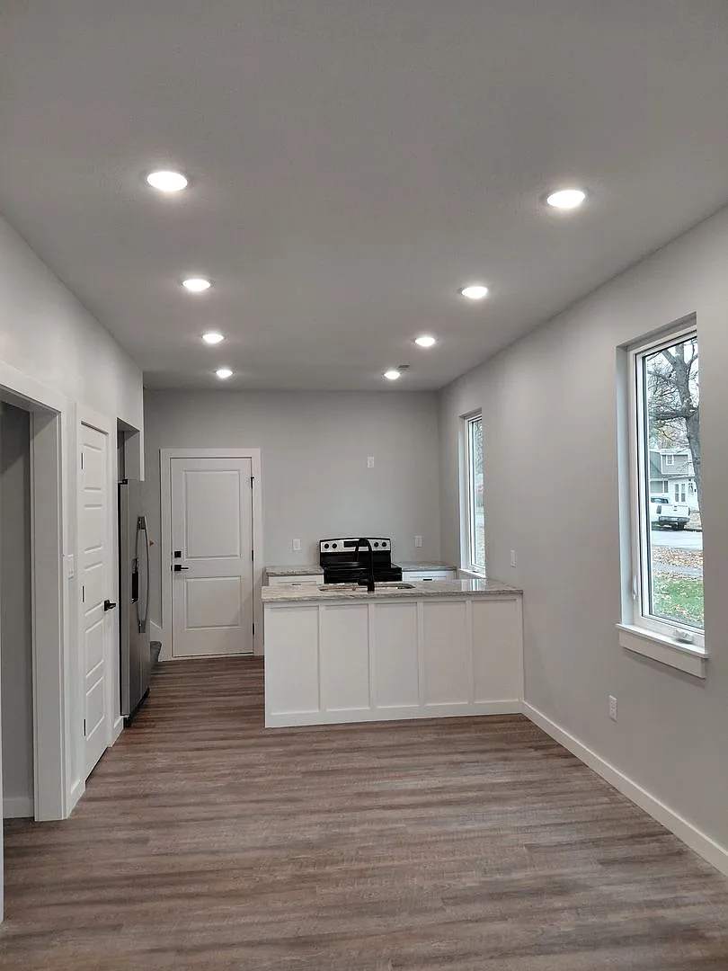 705 Ash — Photo 2