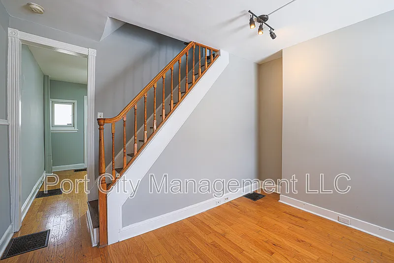 2 bed, 1.0 bath, 1227 sqft, $2,200 — Photo 3