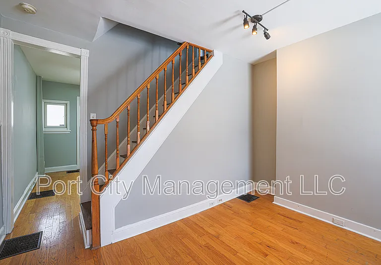 1007 Baylis St — Photo 3