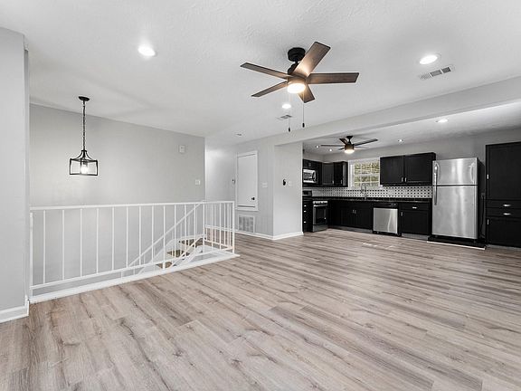 5th image of 2 Ground Brier Ct