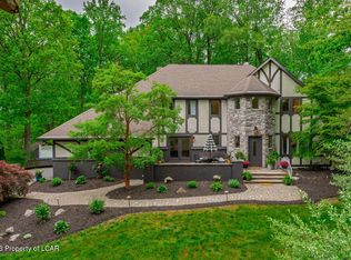 102 Longfellow Close, Moosic, PA 18507