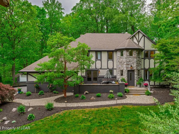 102 Longfellow Close, Moosic, PA 18507