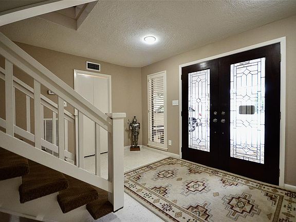 Doors open into a large open foyer with high ceilings !